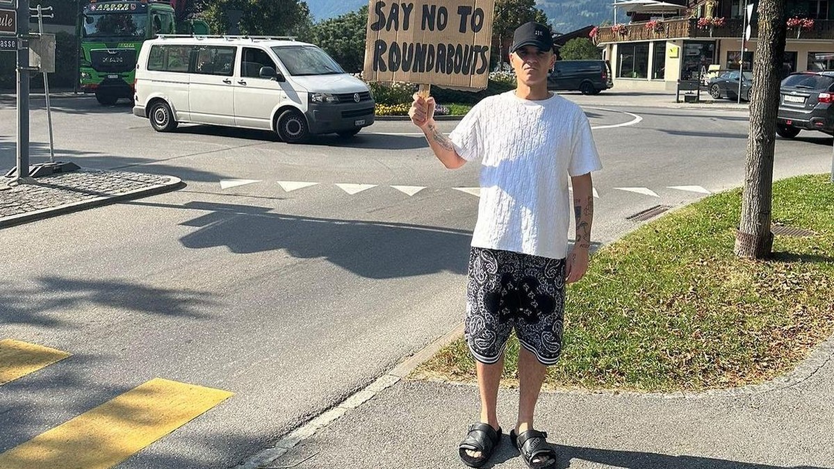 Robbie Williams bietet sich als bezahlter Promi-Protestler an. Hier wettert er ihn Gstaad gegen einen Kreisel.