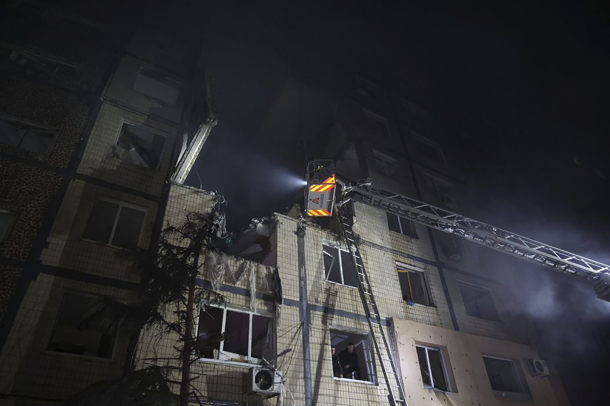 epa12511627 A handout photo made available by the Dnipropetrovsk Regional State Administration shows Ukrainian rescuers working at the site of a Russian strike on a residential building in Dnipro, cen ...