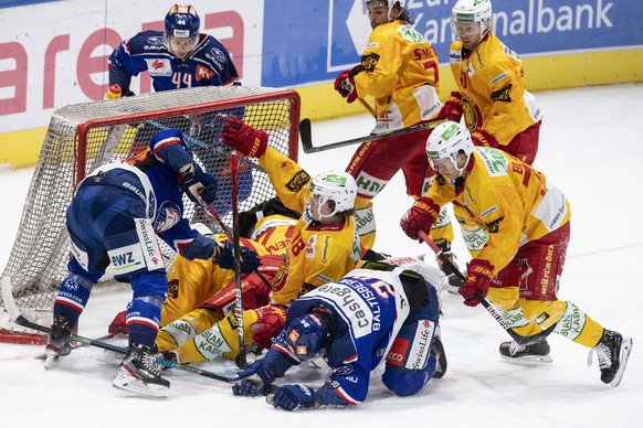 Die Zuercher in blau gegen die Tigers in gelb im Eishockeyspiel der National League zwischen den ZSC Lions und dem SCL Tigers am Dienstag, 24. November 2020, im Zuercher Hallenstadion. (KEYSTONE/Ennio ...