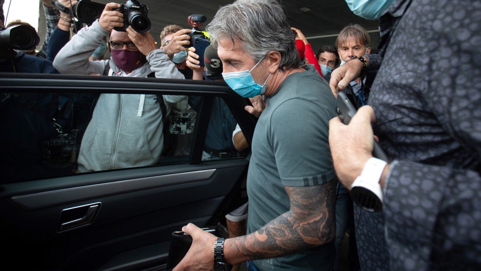 epa08640633 Lionel Messi&#039;s father and representative Jorge Messi (C) arrives at El Prat Airport in Barcelona, Catalonia, Spain, 02 September 2020. Jorge Messi will meet FC Barcelona&#039;s presid ...