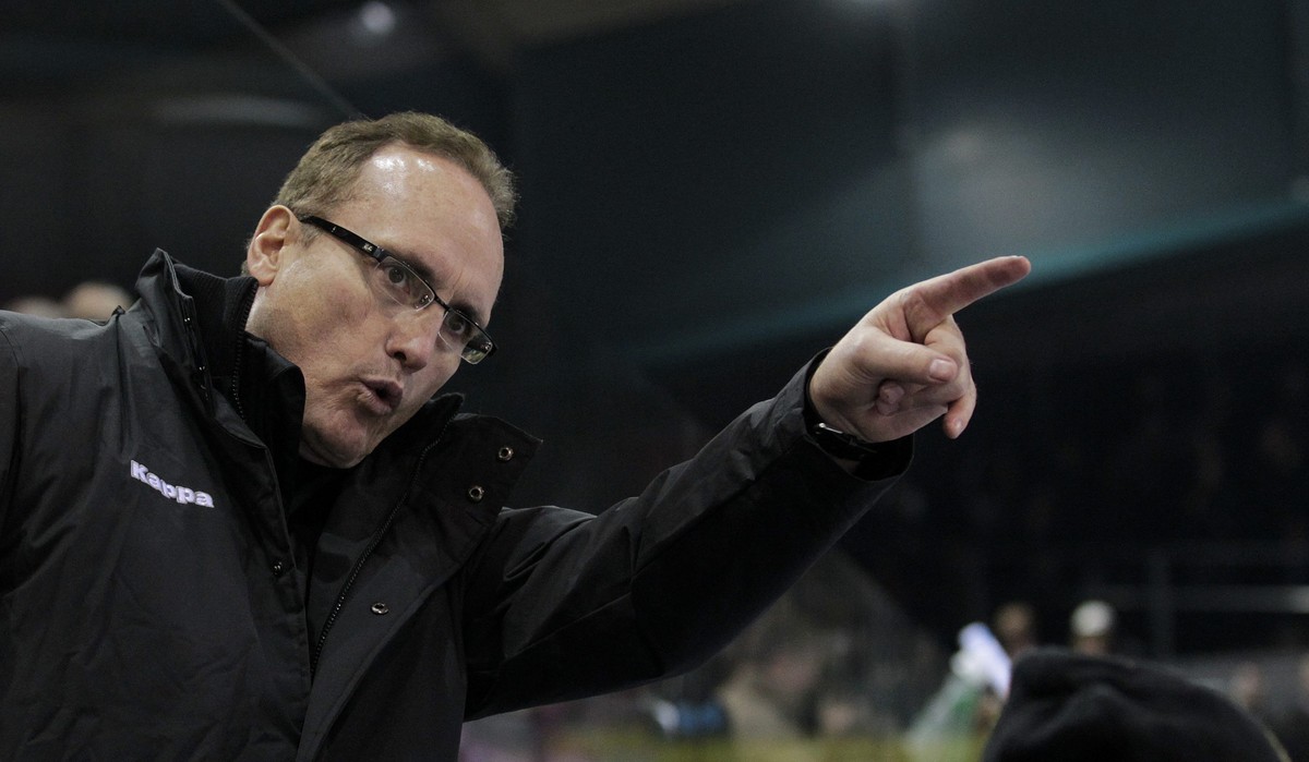 ARCHIV --- ZUR MELDUNG, DASS LARRY HURAS NEUER FRIBOURG-TRAINER WIRD, STELLEN WIR IHNEN FOLGENDES BILD ZUR VERFUEGUNG --- Lugano's Head coach Larry Huras instructs his players, during the game of ...