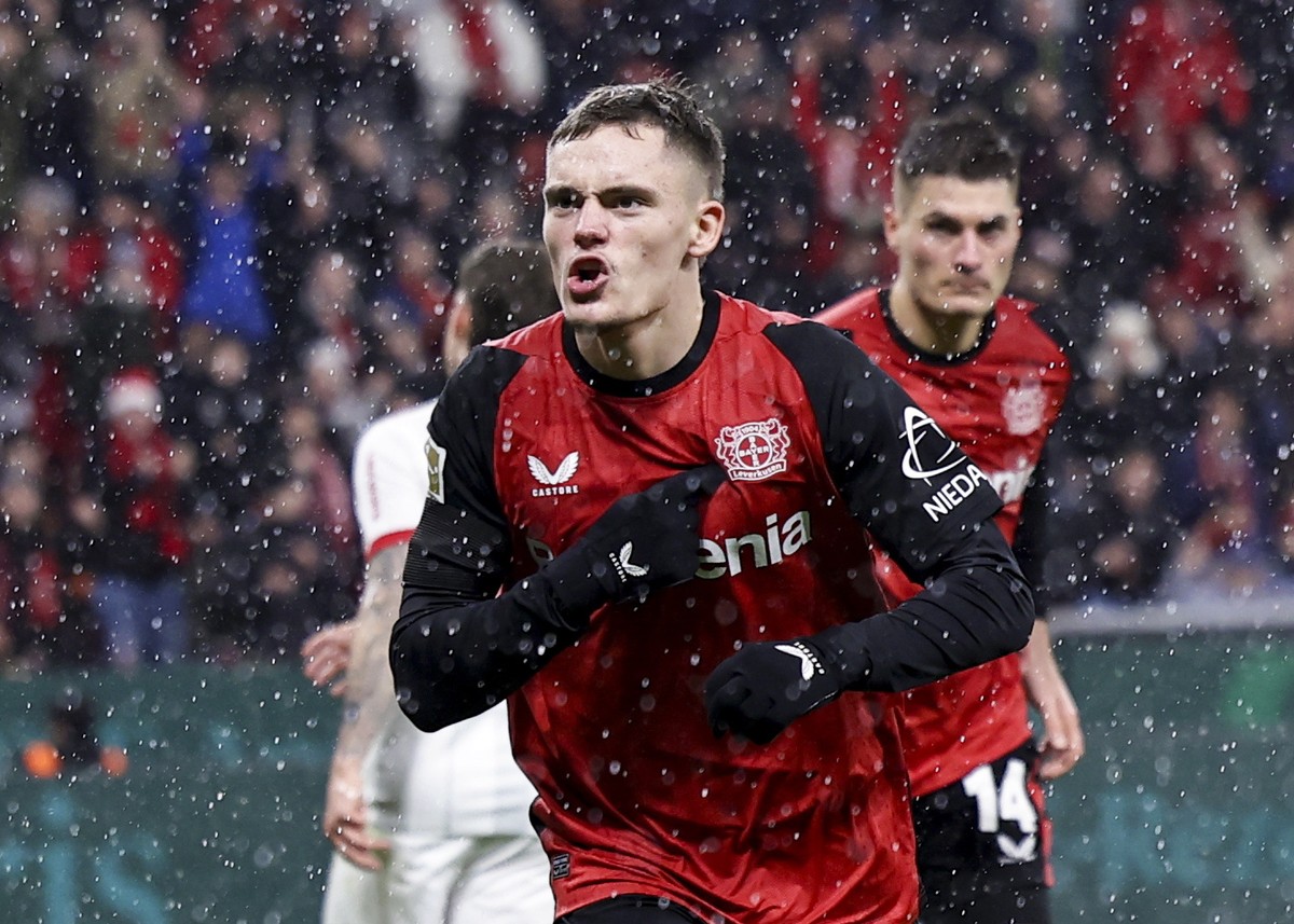 epa11789039 Florian Wirtz of Leverkusen celebrates after scoring the 2-1 lead during the German Bundesliga soccer match between Bayer 04 Leverkusen and SC Freiburg in Leverkusen, Germany, 21 December  ...