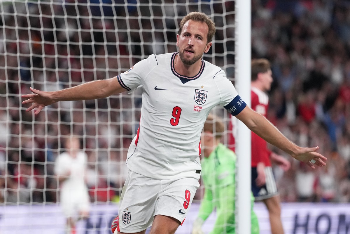 England's Harry Kane celebrates after scoring third goal during the UEFA Nations League soccer match between England and Czechia in London, Tuesday, Oct. 6, 2026. (AP Photo/Kirsty Wigglesworth)
H ...