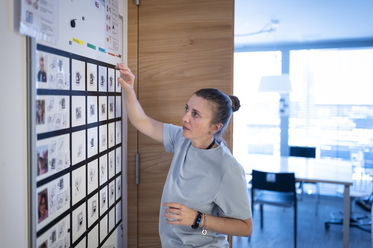 Anastasiia Mlynchenko (gefluechtet aus der Ukraine, mit Schutzstatus S) zeigt ihren Arbeitsalltag an einem Medienanlass zum Fluechtlingstag 2025 mit dem Thema -Einblick in Arbeitsintegrationsangebote  ...