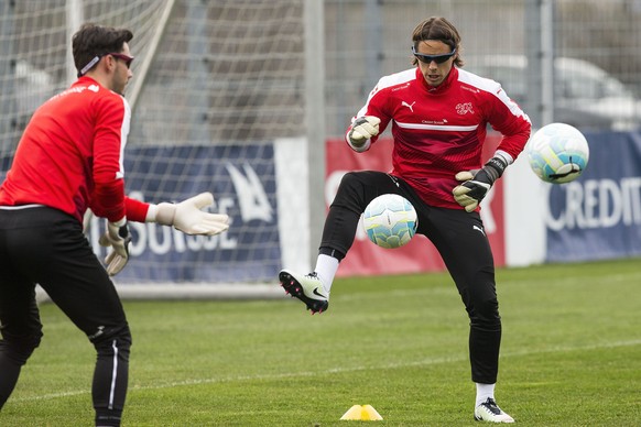 Yann Sommer und Roman Bürki sind auch dank der «Disco-Brille» bereit.