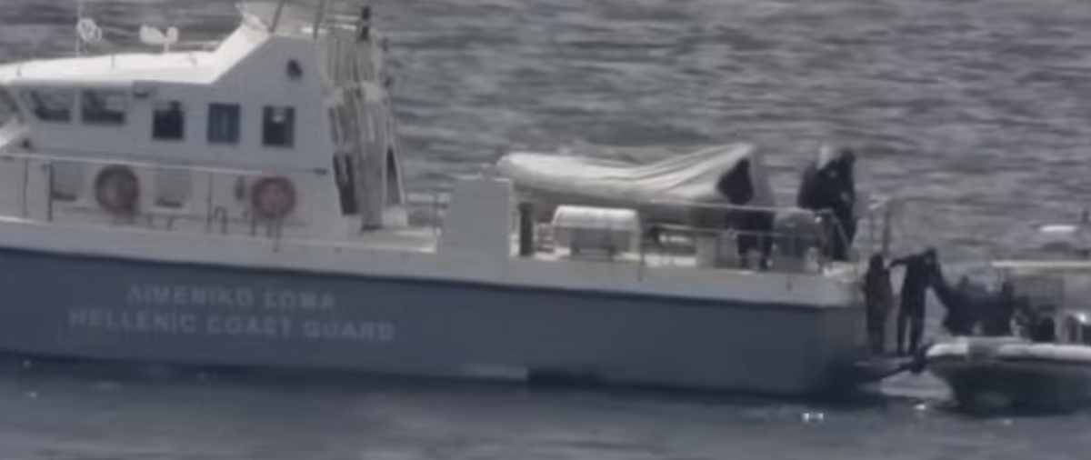 BBC-Aufnahmen zeigen, wie ein Boot im Mittelmeer mit Geflüchteten von Maskierten aufgefangen wird.