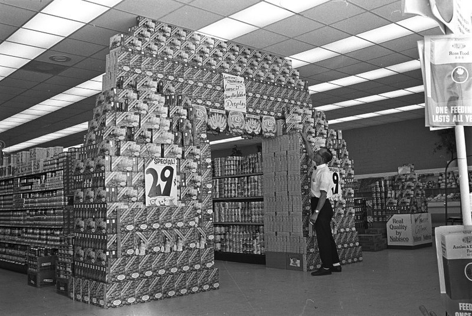 Man reaching for a box in a display at Cozart&#039;s Supermarket. Aug 11, 1965 retro vintage supermarkt verkaufspunkt http://beachpackagingdesign.com/boxvox/early-stacked-packaging-displays