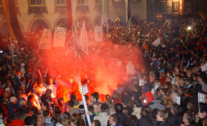 Eine riesige Menschenmenge erwartet die Mannschaft des FC Wil auf dem Hofplatz in Wil am Montag, 12. April 2004. (KEYSTONE/Regina Kuehne)