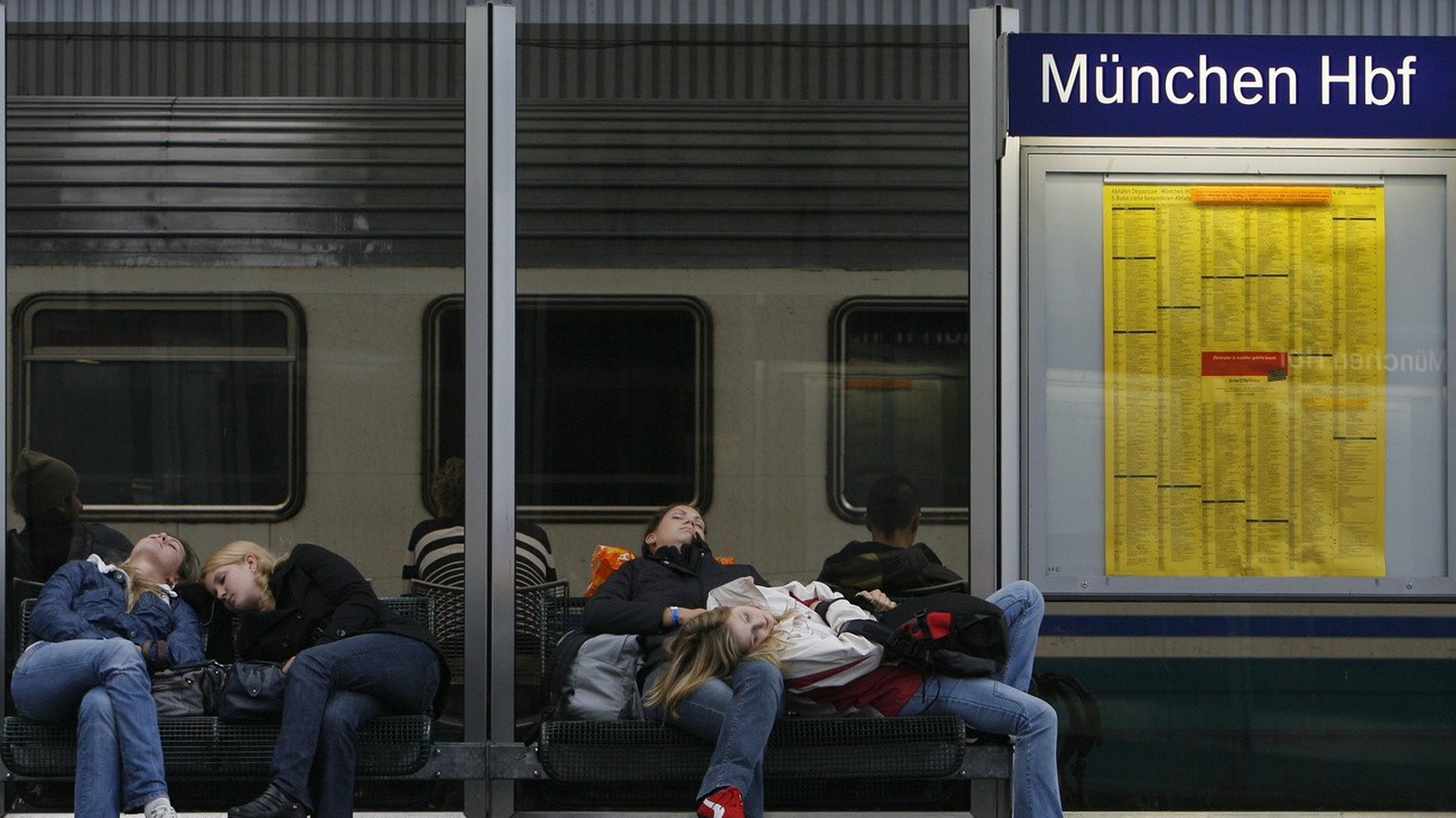 Bahnreisende schlafen am Freitag, 5. Oktober 2007, auf einem Bahnsteig des Hauptbahnhofes in Muenchen. Die Gewerkschaft der Lokfuehrer (GDL) hatte die Lokfuehrer am Vormittag zu einem dreistuendigen S ...