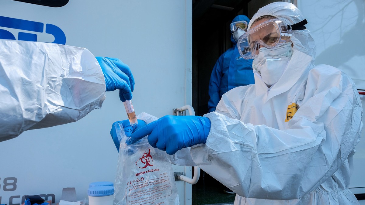 epa08337110 Health workers collect swabs to conduct tests on motorists for coronavirus disease (COVID-19) positivity at the 'Santa Maria della Pieta' of the ASL Roma 1 health facilities in R ...