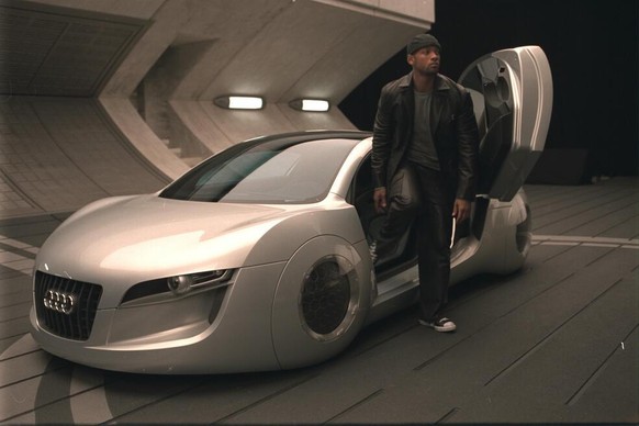 Will Smith steigt aus dem Audi RSQ.