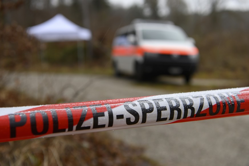 Ein Absperrband der Polizei am Rande des Koenizbergwaldes, am Mittwoch, 2. Februar 2022, in Niederwangen. Der leblose Koerper eines achtjaehrigen Maedchens ist am Dienstagabend im Koenizbergwald in de ...