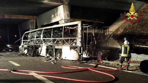 epa05737406 A handout photo made available by Vigili del Fuoco (Italian Firewatchers) shows a burned Hungarian bus after an accident at &#039;Verona Est&#039; highway&#039;s exit in Verona, Italy, 21  ...