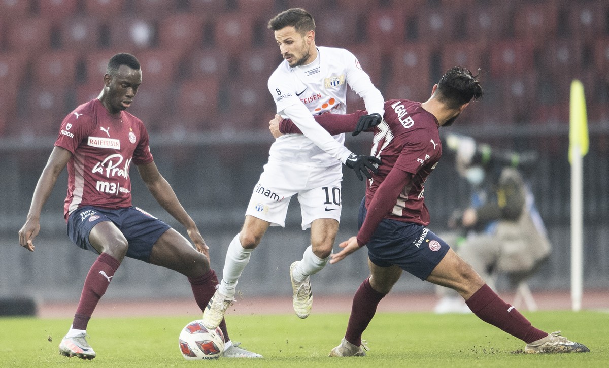Servettes Moussa Diallo, links, spielt um den Ball mit Zuerichs Antonio Marchesano, rechts, im Fussball Meisterschaftsspiel der Super League zwischen dem FC Zuerich und dem Servette FC im Letzigrund,  ...
