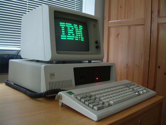 1983: der erste IBM Personal Computer mit integrierter Festplatte. Der IBM XT hatte eine Kapazität von 10 MB.