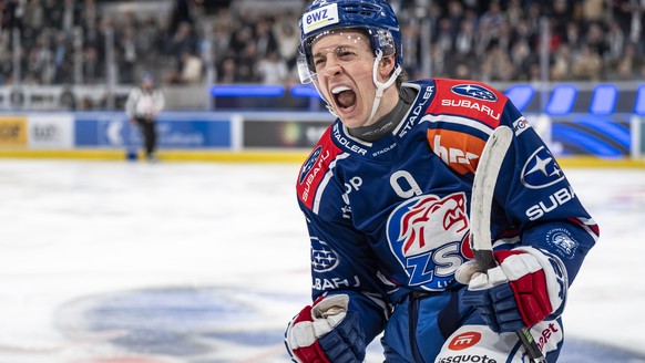 Vinzenz Rohrer (ZSC) bejubelt den Treffer zum 3:1 im ersten Playoff Viertelfinalspiel der Eishockey National League zwischen den ZSC Lions und dem EHC Kloten, am Donnerstag, 13. Maerz 2025 in der Swis ...