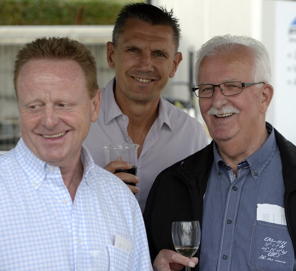 Rolf Finger, Petar Aleksandrov und Ex-Praesident Ernst Laemmli von der Meistermannschaft Aarau 1993 anlaesslich des Fussball Super League Spiel zwischen dem FC Aarau und dem FC Sion, am Samstag, 31. A ...