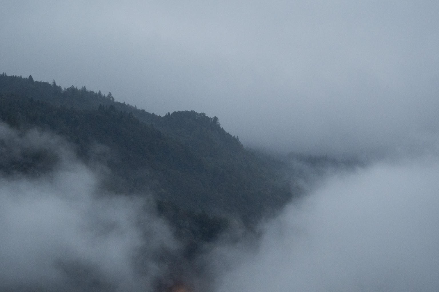 Schlechtes Wetter in Richtung Sustenpass, aufgenommen am Montag, 29. August 2016, in Meiringen. Im Gebiet des Sustenpasses wird seit Montagnachmittag gegen 16.30 Uhr eine F/A-18 der Schweizer Luftwaff ...