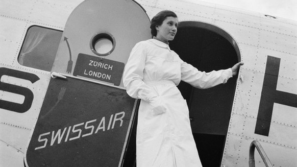 1930er: Eine Stewardess in der Tür einer Douglas DC-2 der Swissair. 
