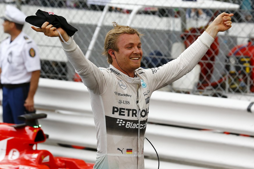 Nico Rosberg freut sich über den überraschenden Sieg.
