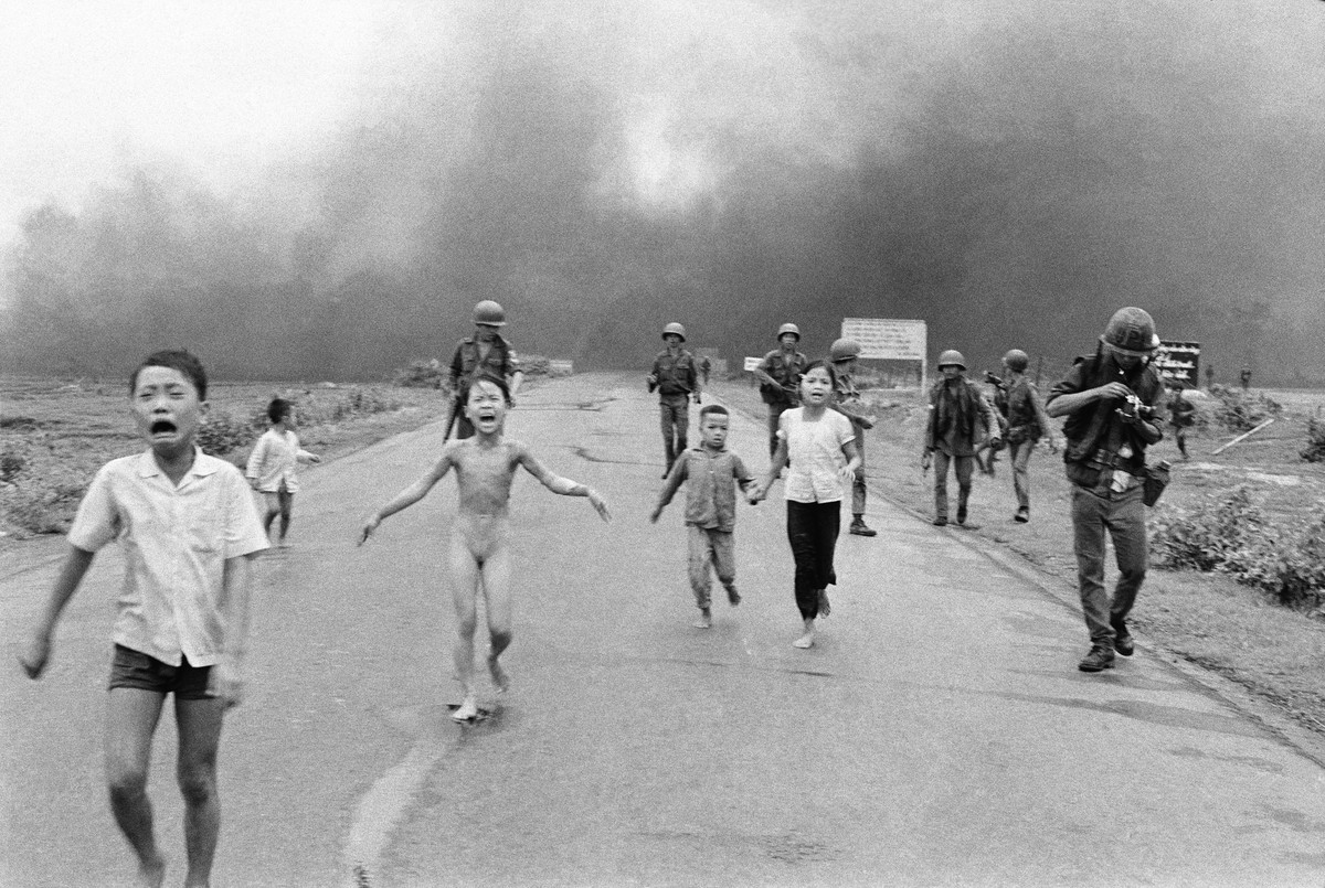 ZUM 50. JAHRESTAG DER AUSWEITUNG DES PROGRAMMS DER CHEMISCHEN KRIEGSFUEHRUNG IM VIETNAMKRIEG IM JAHR 1965 STELLEN WIR IHNEN FOLGENDES BILDMATERIAL ZUR VERFUEGUNG - South Vietnamese forces follow after ...
