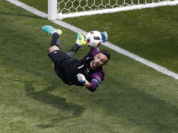 Hugo Lloris mit einer Glanzparade während dem Gruppenspiel gegen Irland.