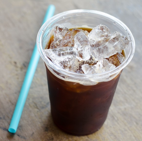 cold brew coffee kalter kaffee eiskaffee eiswürfel hipster trinken food essen