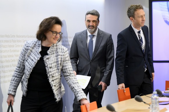 Urban Angehrn, Direktor FINMA, Mitte, Marlene Amstad, Verwaltungspraesident FINMA, links, und Tobias Lux, Mediensprecher FINMA, rechts, kommen zur der Jahresmedienkonferenz der Eidgenoessischen Finanz ...