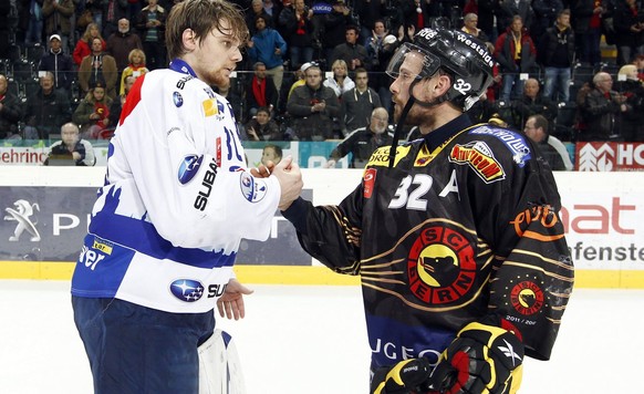 Berns Ivo Ruethemann, rechts, gratuliert ZSC Torhueter Lukas Flueeler nach dem siebten Playoff-Finalspiel der National League A zwischen dem SC Bern und den ZSC Lions am Dienstag, 17. April 2012 in de ...
