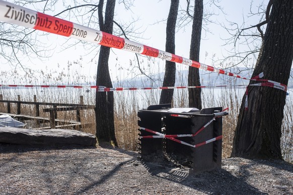 Abgesperrte Bereiche und Parkplaetze zeigen sich rund um den Greifensee, aufgenommen am Samstag, 4. April 2020 in Greifensee. (KEYSTONE/Ennio Leanza)