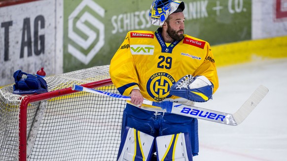 HC Davos Torhueter Sandro Aeschlimann waehrend dem Qualifikationsspiel der Eishockey-Meisterschaft der National League zwischen den Teams EHC Kloten und HC Davos am Freitag, 2. Januar 2026, in Kloten. ...