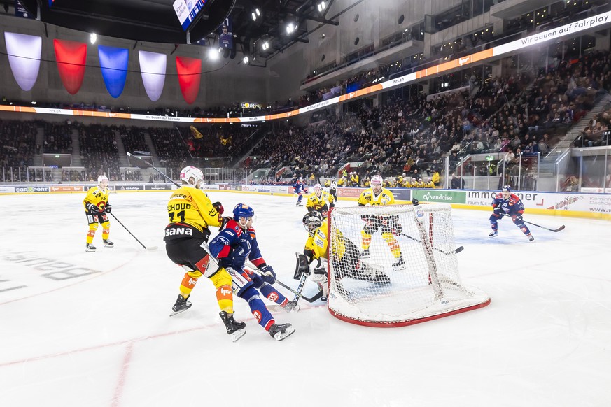 Zuerichs Sven Andrighetto, Mitte, kaempft um den Puck mit Berns Torhueter Philip Wuethrich, rechts, und BernsClaude-Curdin Paschoud, links, im Eishockeyspiel der National League zwischen den ZSC Lions ...