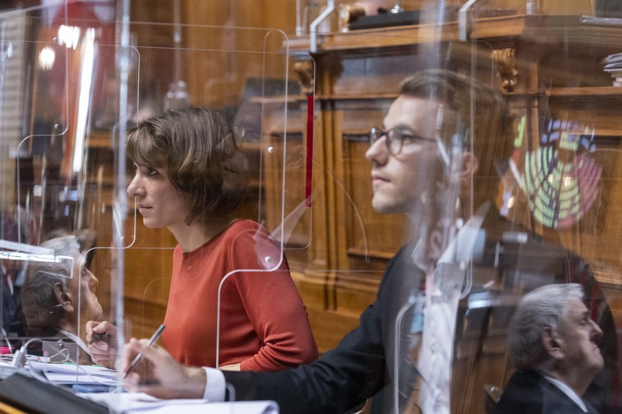 Greta Gysin, GP-TI, links, und Andri Silberschmidt, FDP-ZH, verfolgen als Kommissionssprecher in der Debatte um Regelung des Lobbying im Parlament eine Abstimmung, an der Sondersession des Nationalrat ...