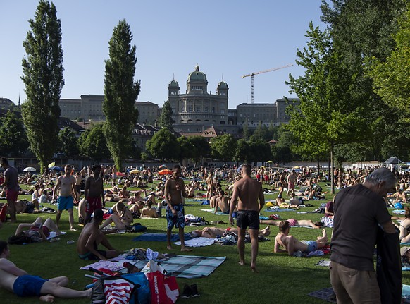 Volles Schwimmbad: Auf der Suche nach Sonne und Abkühlung im Berner Marzili.