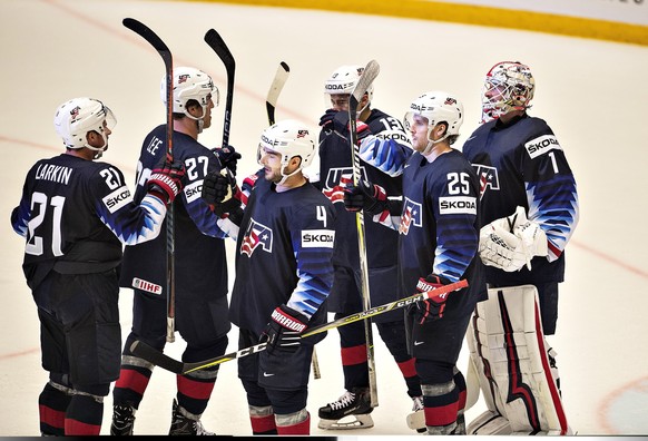 epa06745199 The players from the USA celebrate their victory after the IIHF World Championship quarter final match between USA and Czech Republic in Jyske Bank Boxen in Herning, Denmark, 17 May 2018.  ...