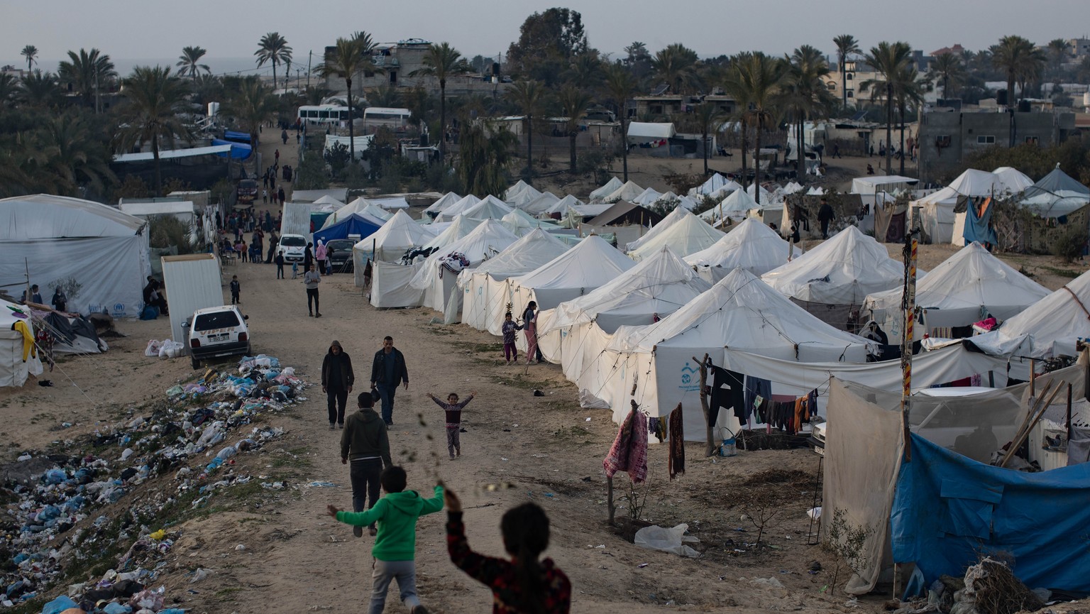 epa11092620 Displaced Palestinians living in a camp in Rafah, southern Gaza Strip, 20 January 2024. Since 07 October, up to 1.9 million people, or more than 85 percent of the population, have been dis ...