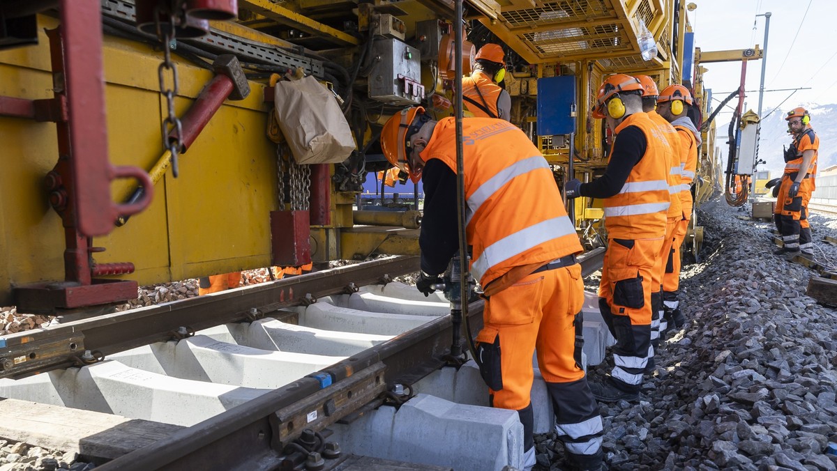 Des ouvriers travaillent sur un chantier ferroviaire des CFF lors d'une visite de chantier ce vendredi, 5 avril 2024 a la gare de Saxon, Valais. (KEYSTONE/Cyril Zingaro)