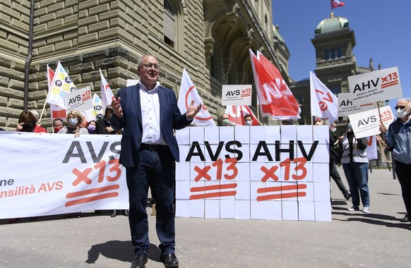 Pierre-Yves Maillard, Praesident SGB, spricht waehrend der Einreichung der Volksinitiative fuer ein besseres Leben im Alter (Initiative fuer eine 13. AHV-Rente), am Freitag, 28. Mai 2021 in Bern. (KEY ...