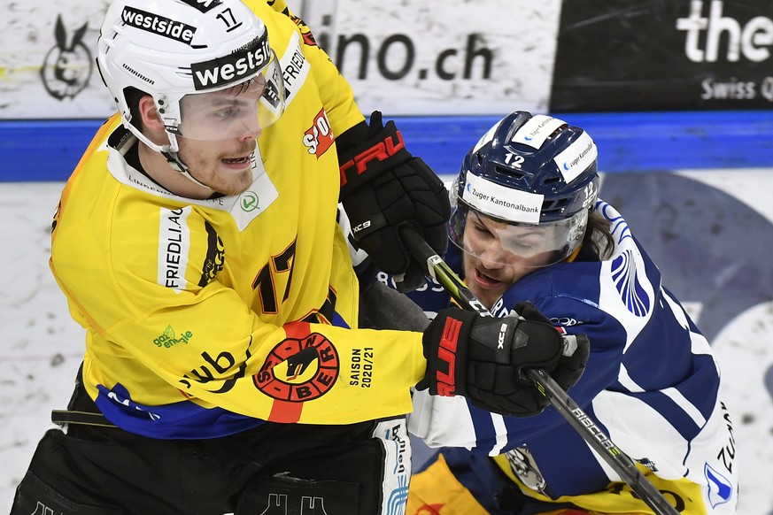 Der Zuger Yannick Zehnder, rechts, gegen den Berner Thomas Thiry, links, im dritten Eishockey Playoff Viertelfinalspiel der National League zwischen dem EV Zug und dem SC Bern in Zug am Samstag, 17. A ...