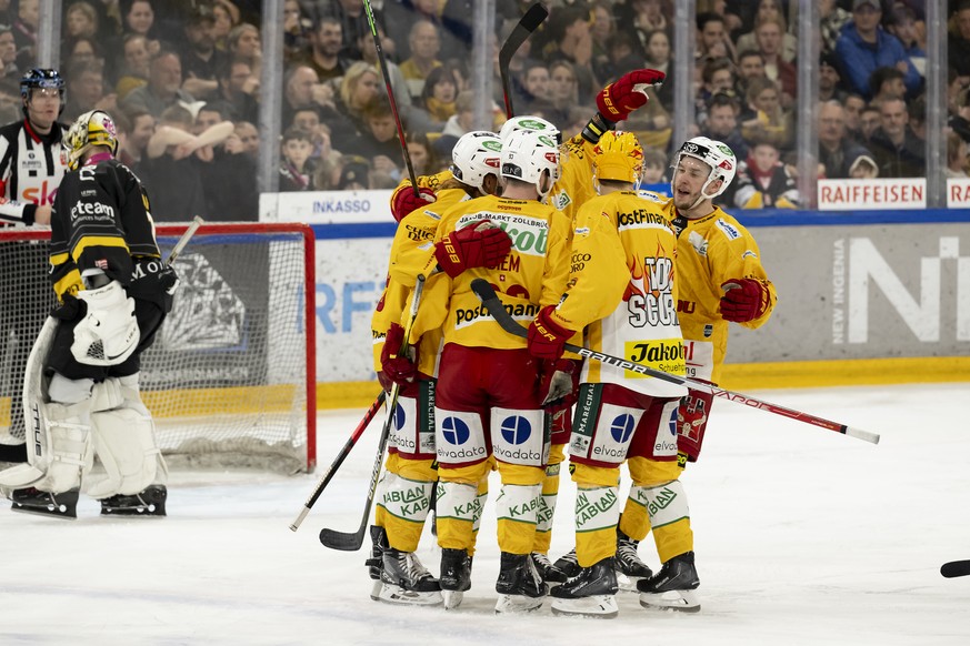 SCL Tigers Spieler jubelt nach ein Tor zum 3-4 von Langnaus Cody Eakin beim sechsten Eishockey Playout Spiel der National League zwischen dem HC Ajoie und den SCL Tigers in der Raiffeisen Arena in Por ...