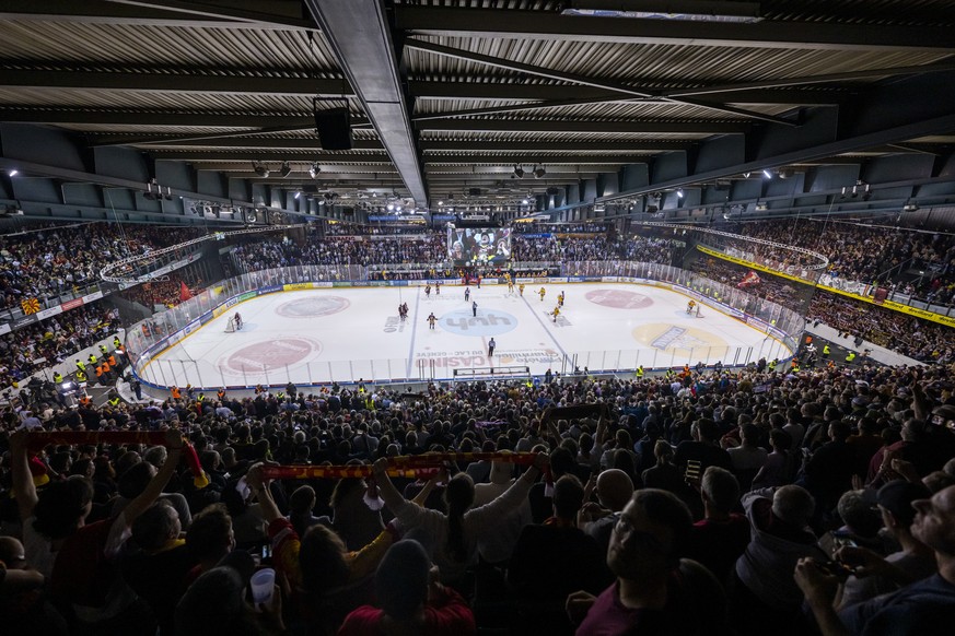 A general view with the two teams in action, during the seventh and final leg of the ice hockey National League Swiss Championship final playoff game between Geneve-Servette HC and EHC Biel-Bienne at  ...