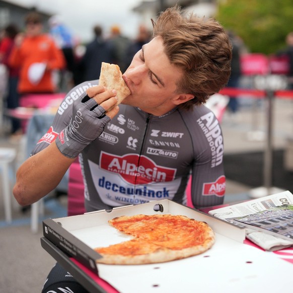 Sport Bilder des Tages Plowright Jensen of Alpecin-Deceuninck eating a pizza before the start during the stage 6 of the Giro dItalia from Potenza to Napoli, Italy - Thursday, May 15, 2025. - cycling.  ...