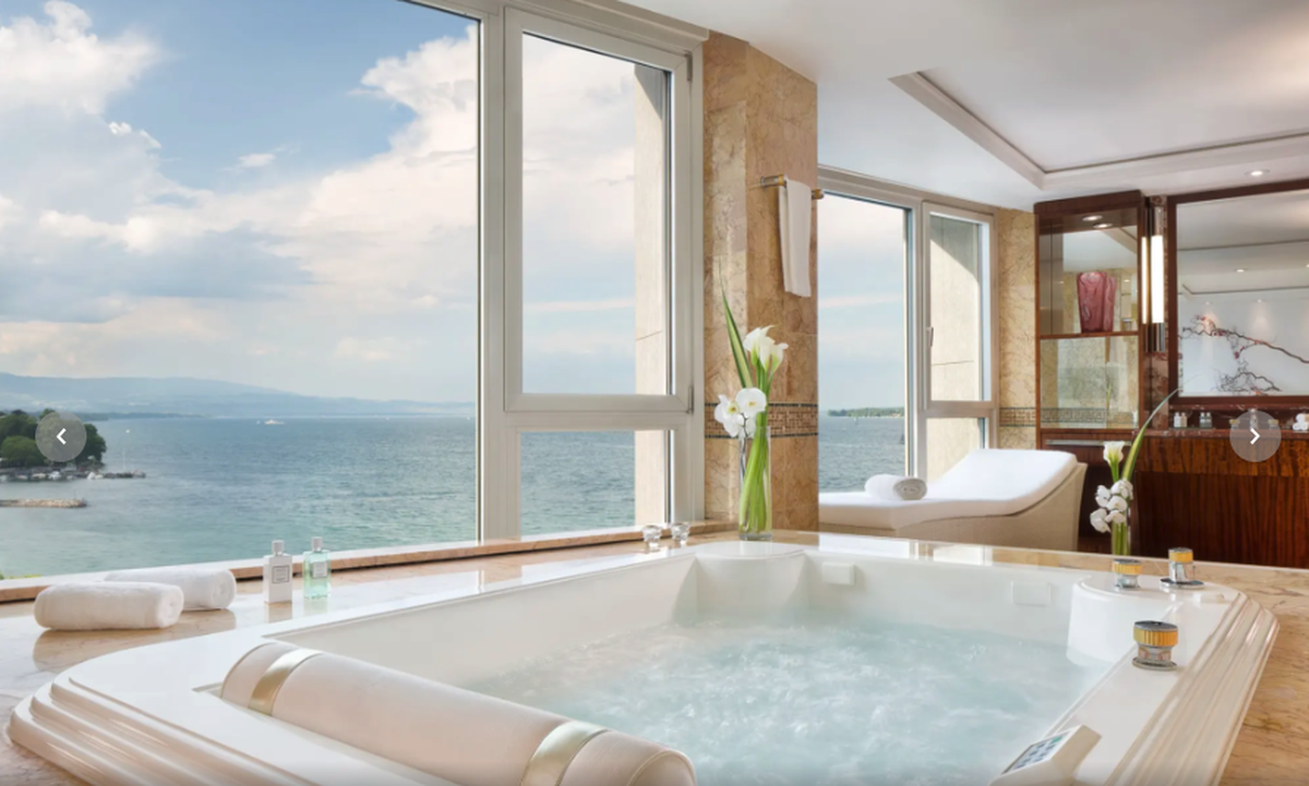 Le spa privé est parfait pour se détendre.