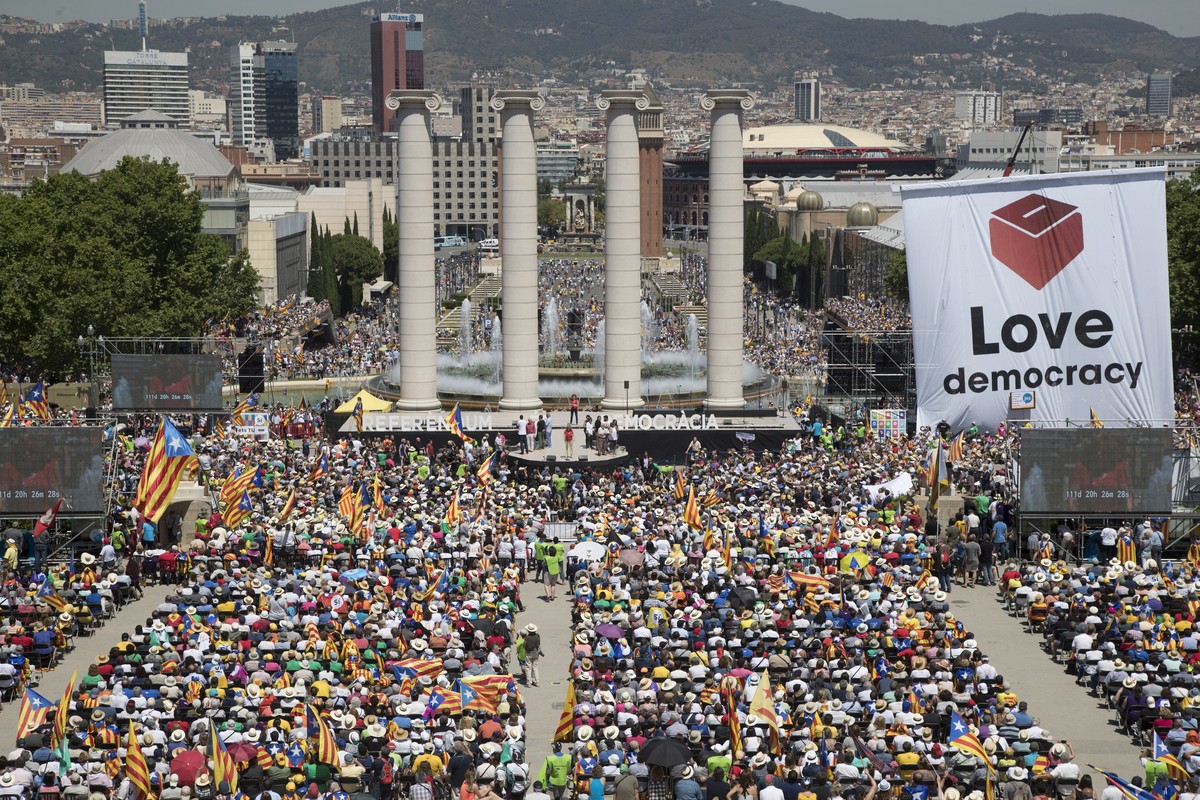 epa06022371 General view of the demonstration to support the referendum under the logo 'Referendum is democracy' held at Montjuic, Barcelona, Catalonia, Spain, 11 June 2017. The Catalan Gove ...