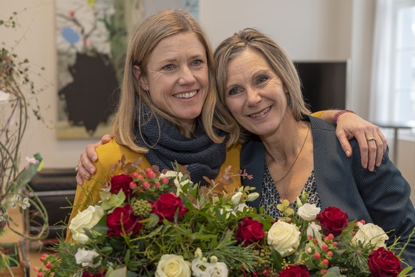 Florence Brenzikofer, links, und Maya Graf (beide Gruene), rechts, nach dem zweiten Wahlgang fuer den Staenderatssitz des Kantons Basel-Landschaft in Liestal, am Sonntag, 24. November 2019. (KEYSTONE/ ...