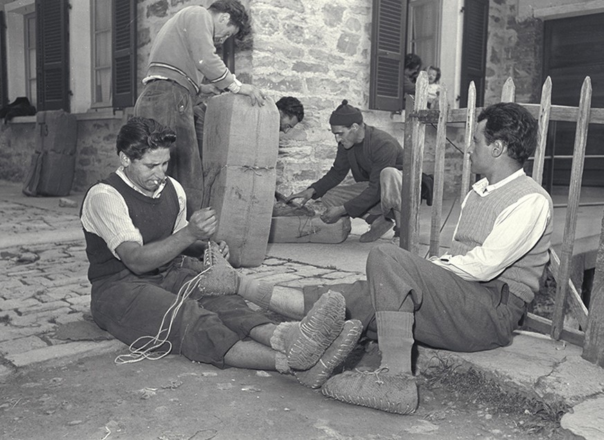 Schmuggler bei der Herstellung der peduli in Scudellate (Muggiotal).
