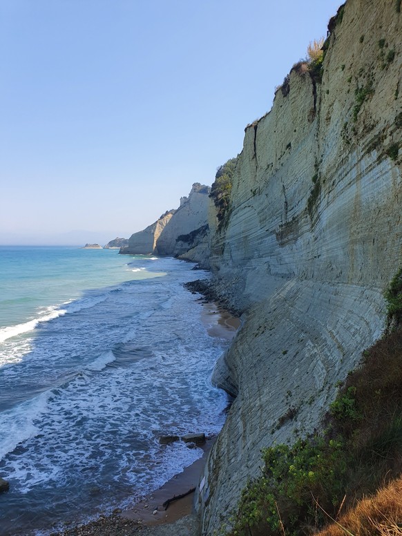 Beeindruckende Felsenklippen bei Loggas Beach.