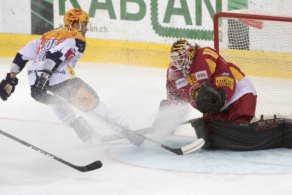 Tigers Goalie Damiano Ciaccio, rechts, kaempft um den Puck, gegen Zugs Topscorer Viktor Stalberg, links, waehrend dem Meisterschaftsspiel der National League, zwischen den SCL Tigers und den EV Zug, a ...