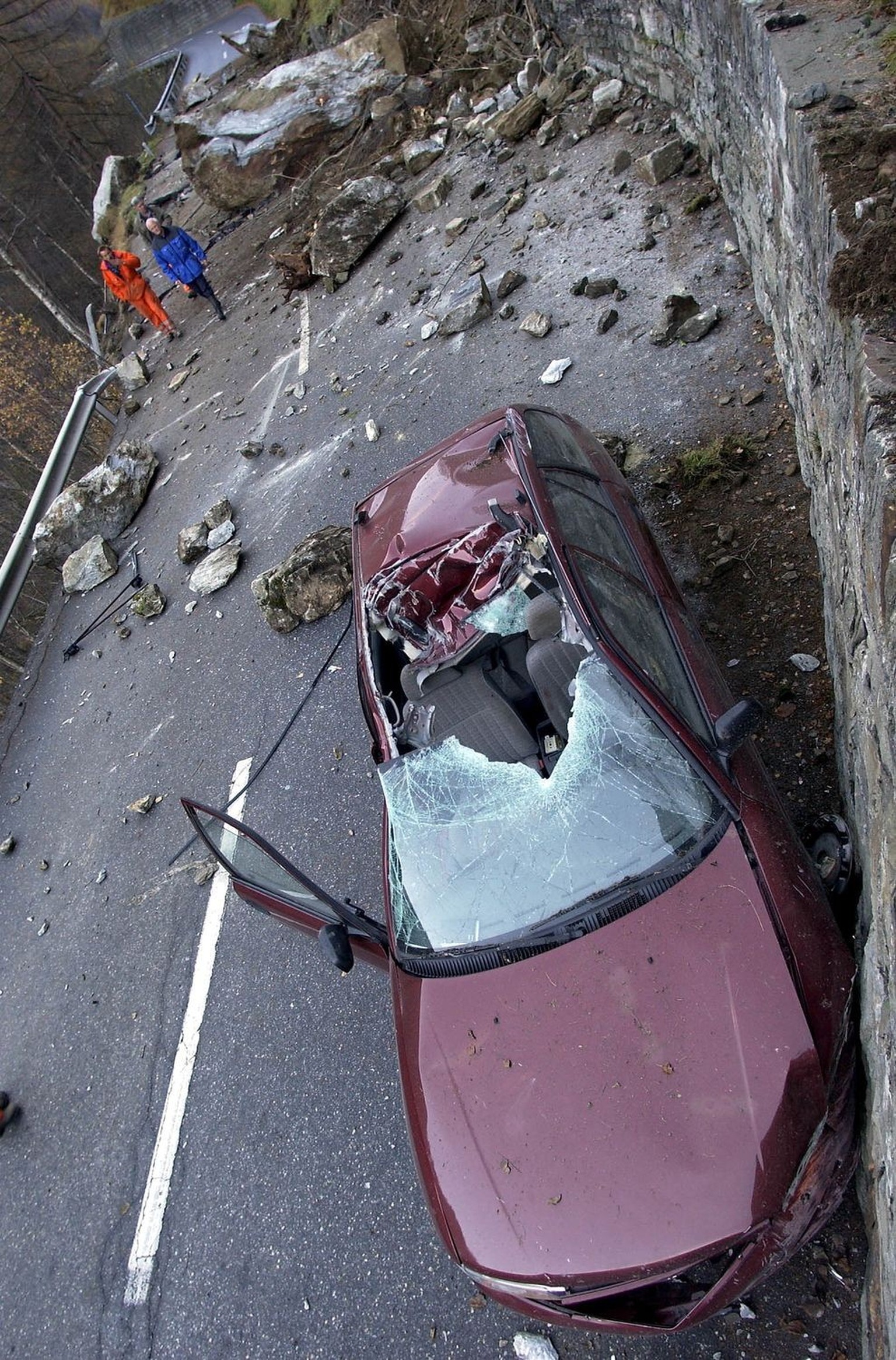 La voiture accidentee et l eboulement sur la route de Saas Fee, photographie ce mardi 12 novembre 2002 en Valais. Un eboulement s est declenche mardi vers 14h30 dans la vallee de Saas, entre Stalden e ...