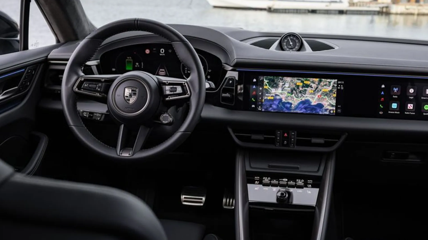 Das Cockpit kommt wie beim Taycan unter anderem mit Head-up-Display und eigenem Bildschirm für den Beifahrer.